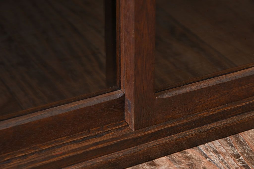 アンティーク家具　引き戸付き!小ぶりでかわいい古い木味のアンティーク収納棚