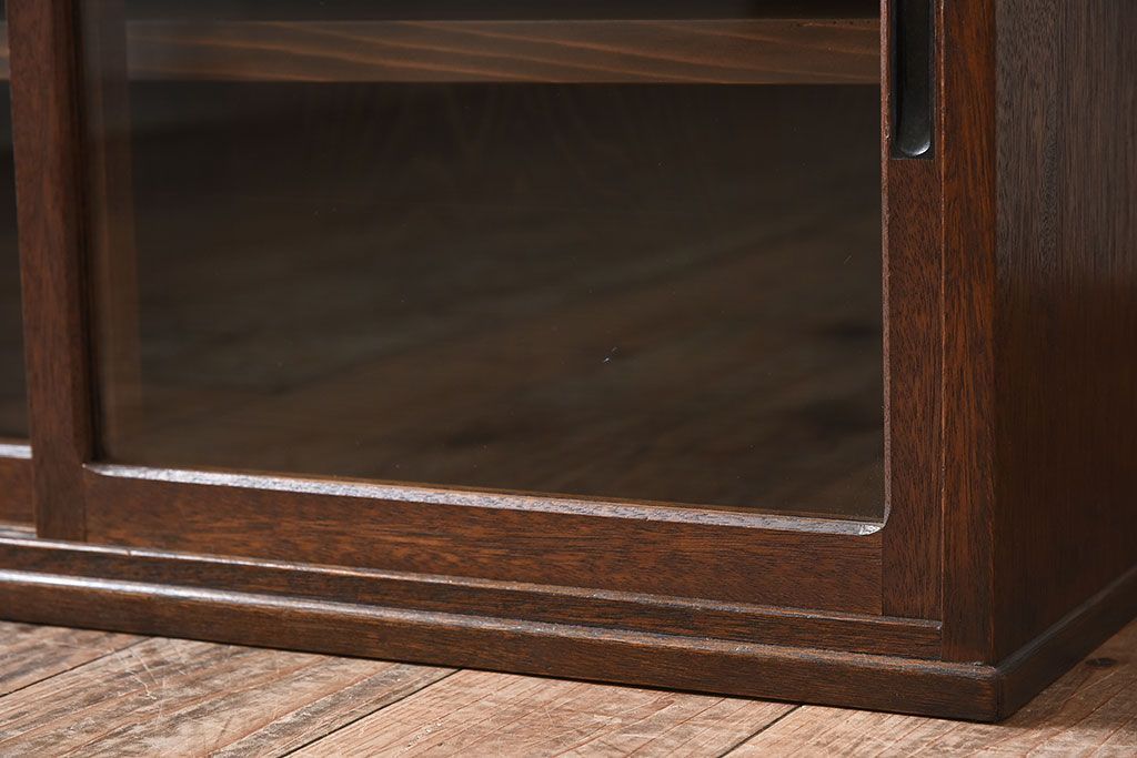 アンティーク家具　引き戸付き!小ぶりでかわいい古い木味のアンティーク収納棚