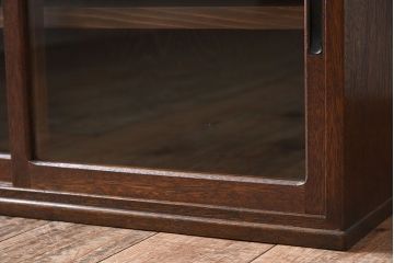 アンティーク家具　引き戸付き!小ぶりでかわいい古い木味のアンティーク収納棚