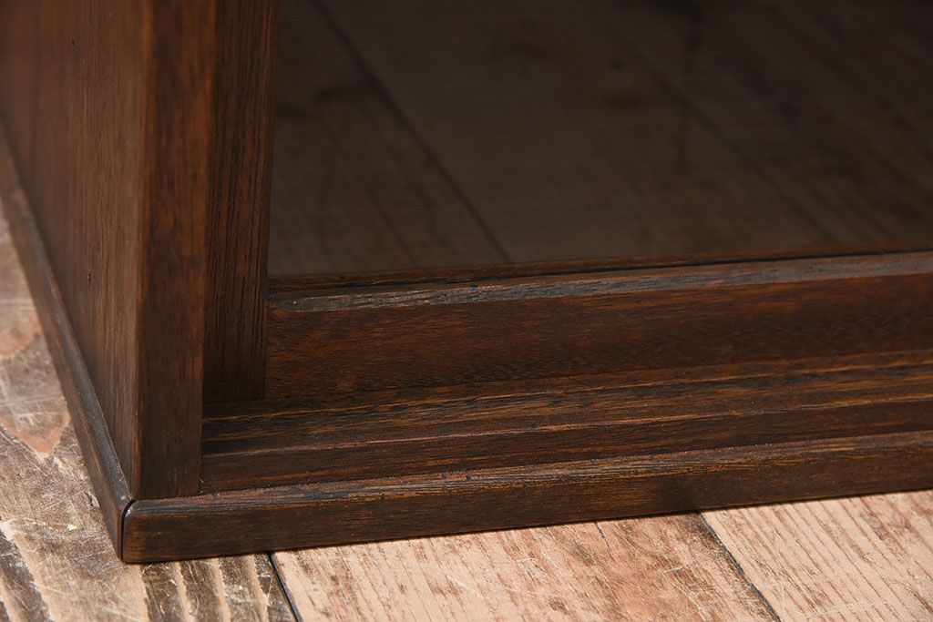 アンティーク家具　引き戸付き!小ぶりでかわいい古い木味のアンティーク収納棚