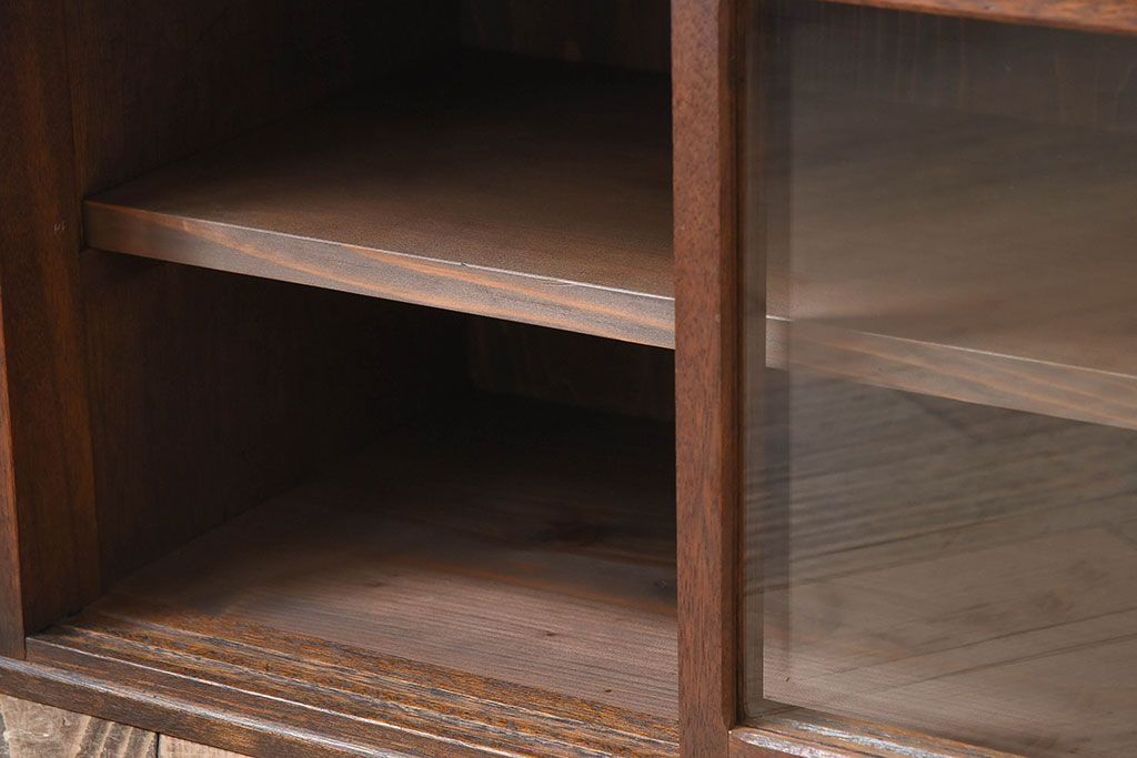 アンティーク家具　引き戸付き!小ぶりでかわいい古い木味のアンティーク収納棚