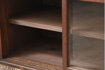 アンティーク家具　引き戸付き!小ぶりでかわいい古い木味のアンティーク収納棚