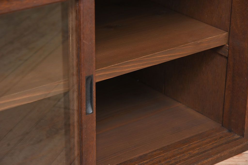 アンティーク家具　引き戸付き!小ぶりでかわいい古い木味のアンティーク収納棚