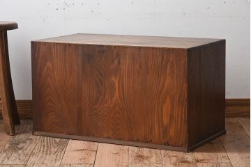 アンティーク家具　引き戸付き!小ぶりでかわいい古い木味のアンティーク収納棚