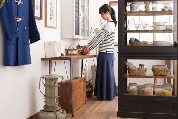 アンティーク家具　天板一枚板　朴の木　シンプルな鉄脚テーブル