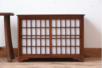アンティーク家具　樺材!古い木製の小さな障子戸収納棚