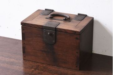 アンティーク雑貨　総欅材　明治期の古い金具付き!アンティーク硯箱(小箱・木箱)
