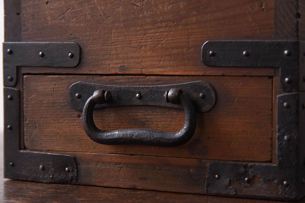 アンティーク雑貨　和製アンティーク　金具付き!古い木の印箱(小物収納箱)