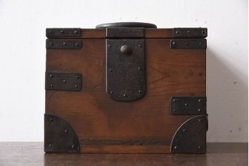 アンティーク雑貨　和製アンティーク　金具付き!古い木の印箱(小物収納箱)
