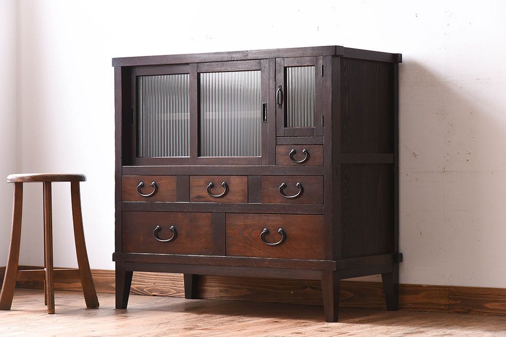 アンティーク家具　脚付き!モールガラス引き戸のアンティーク収納棚