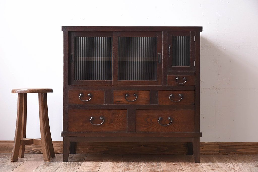 アンティーク家具　脚付き!モールガラス引き戸のアンティーク収納棚