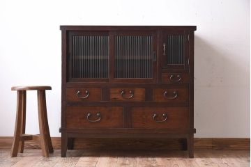 アンティーク家具　脚付き!モールガラス引き戸のアンティーク収納棚