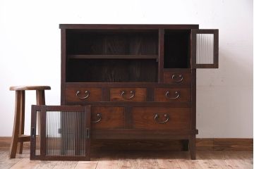 アンティーク家具　脚付き!モールガラス引き戸のアンティーク収納棚