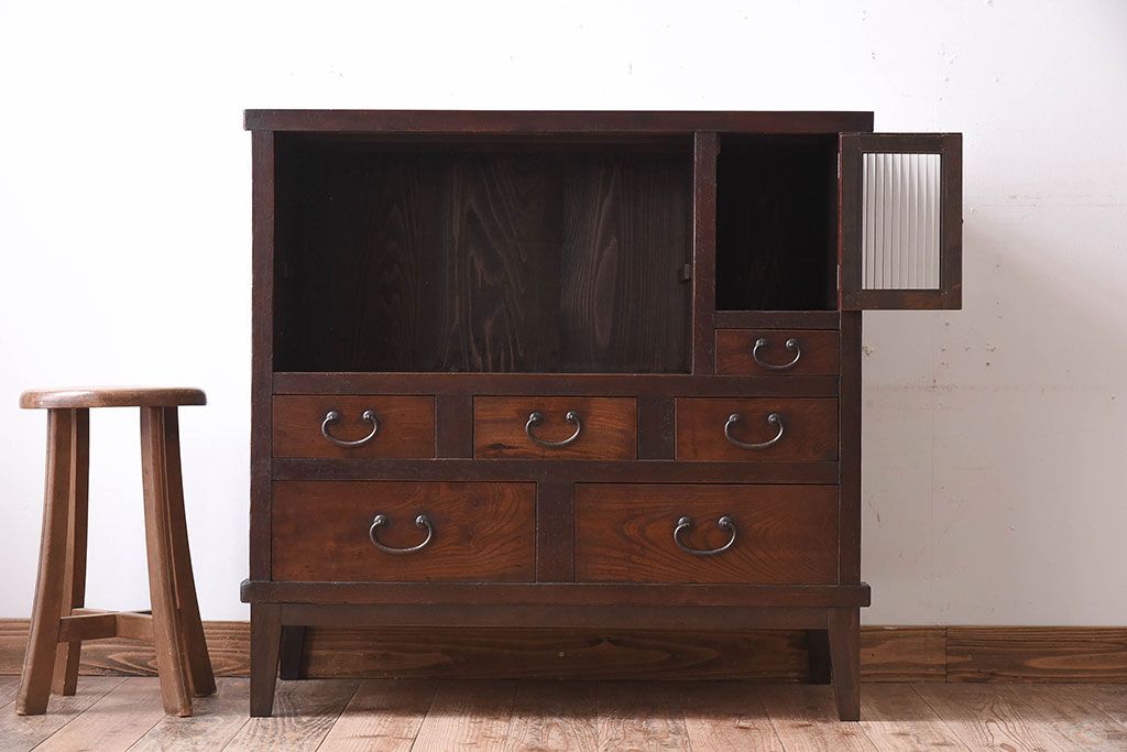 アンティーク家具　脚付き!モールガラス引き戸のアンティーク収納棚