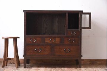 アンティーク家具　脚付き!モールガラス引き戸のアンティーク収納棚