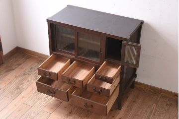 アンティーク家具　脚付き!モールガラス引き戸のアンティーク収納棚