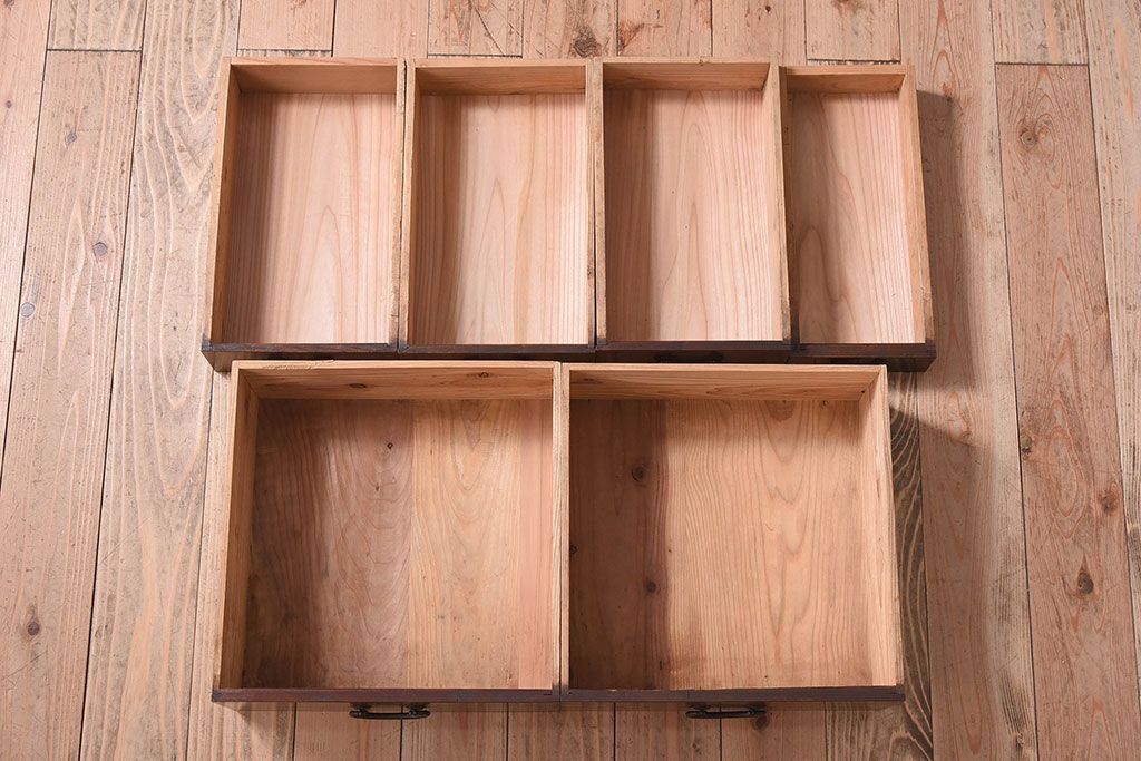 アンティーク家具　脚付き!モールガラス引き戸のアンティーク収納棚