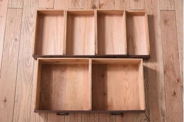 アンティーク家具　脚付き!モールガラス引き戸のアンティーク収納棚