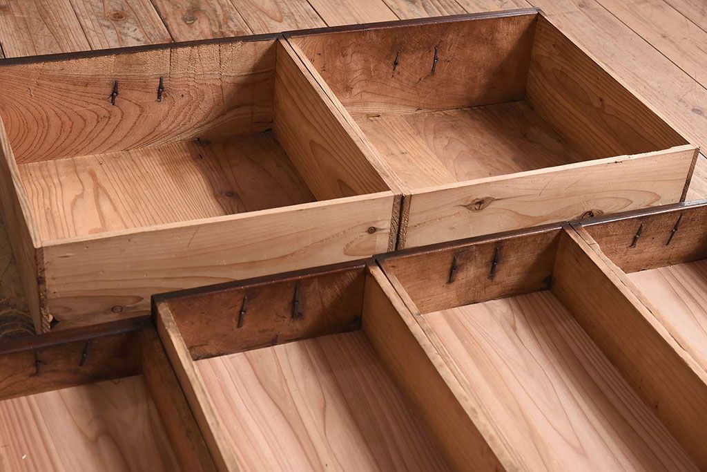 アンティーク家具　脚付き!モールガラス引き戸のアンティーク収納棚