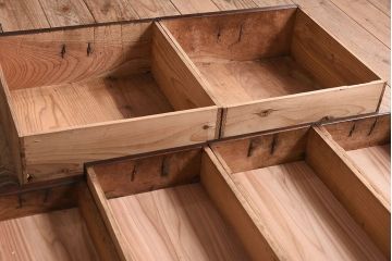 アンティーク家具　脚付き!モールガラス引き戸のアンティーク収納棚