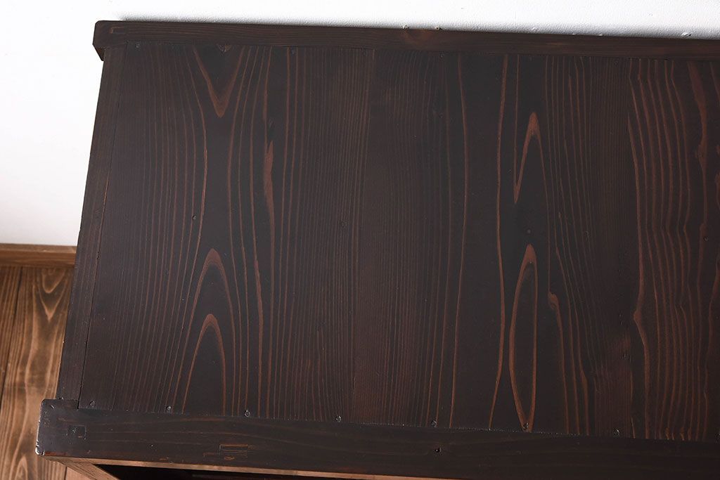 アンティーク家具　脚付き!モールガラス引き戸のアンティーク収納棚