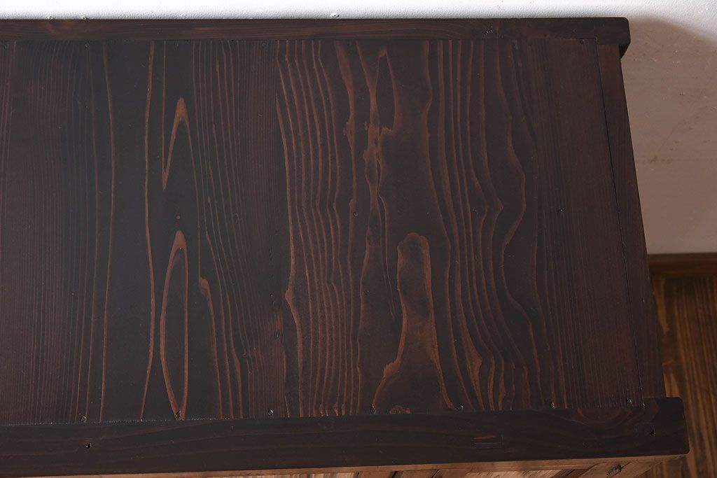 アンティーク家具　脚付き!モールガラス引き戸のアンティーク収納棚