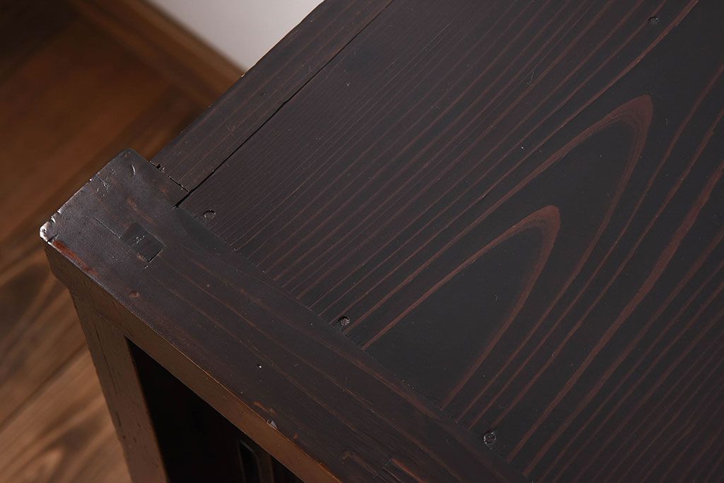 アンティーク家具　脚付き!モールガラス引き戸のアンティーク収納棚