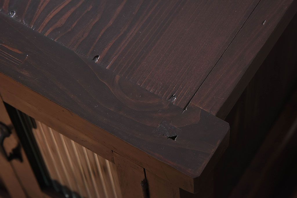 アンティーク家具　脚付き!モールガラス引き戸のアンティーク収納棚