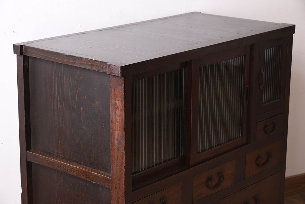 アンティーク家具　脚付き!モールガラス引き戸のアンティーク収納棚