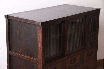 アンティーク家具　脚付き!モールガラス引き戸のアンティーク収納棚