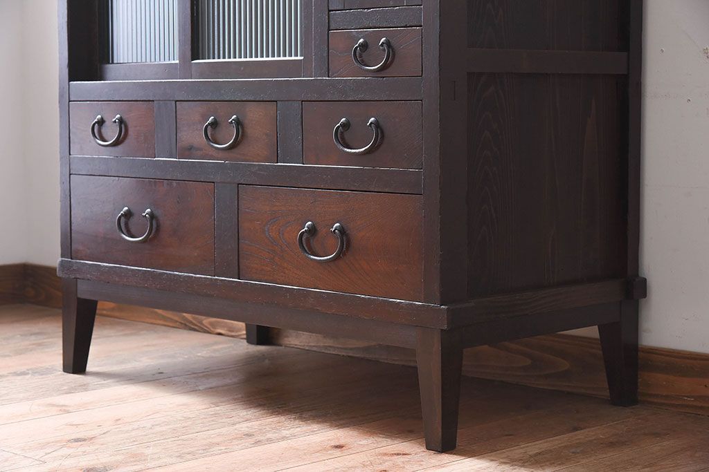 アンティーク家具　脚付き!モールガラス引き戸のアンティーク収納棚