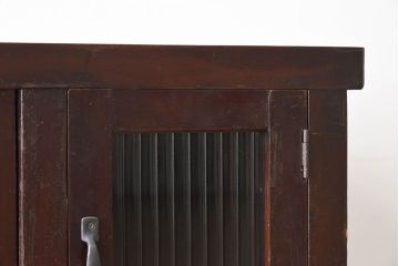 アンティーク家具　脚付き!モールガラス引き戸のアンティーク収納棚