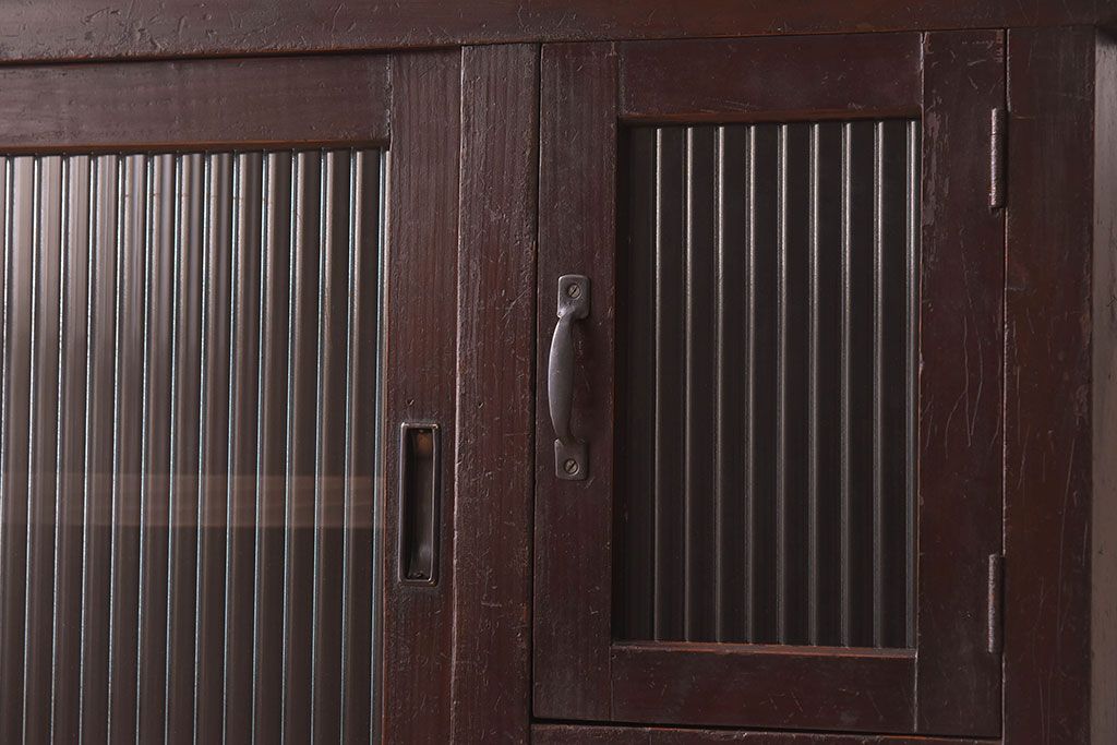 アンティーク家具　脚付き!モールガラス引き戸のアンティーク収納棚