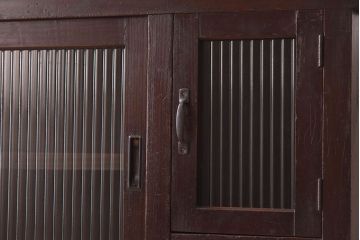 アンティーク家具　脚付き!モールガラス引き戸のアンティーク収納棚