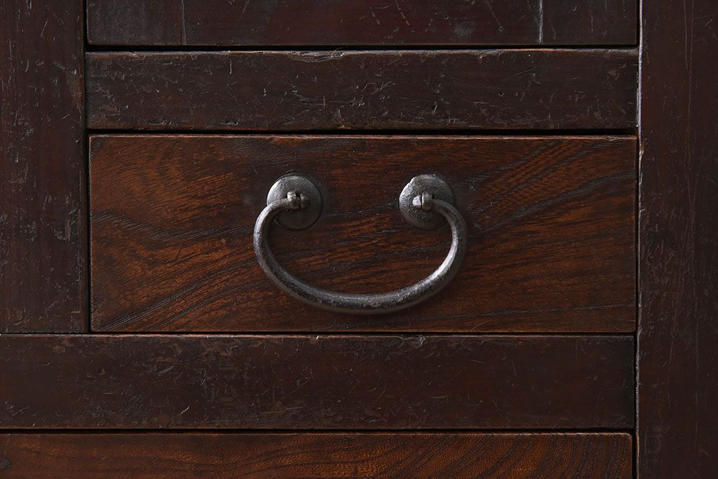 アンティーク家具　脚付き!モールガラス引き戸のアンティーク収納棚