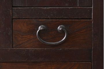 アンティーク家具　脚付き!モールガラス引き戸のアンティーク収納棚