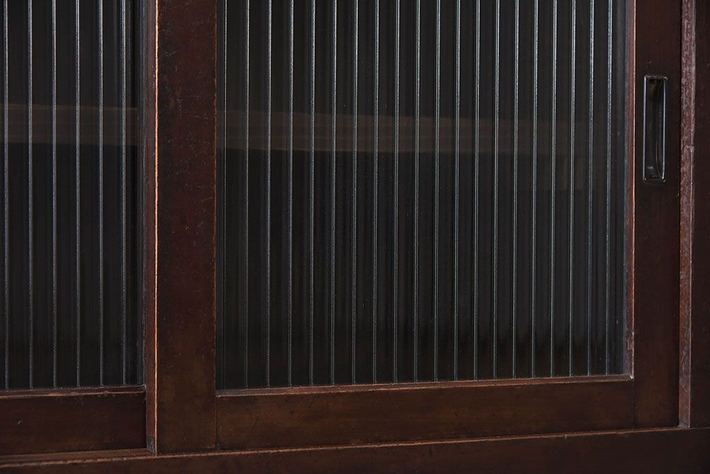 アンティーク家具　脚付き!モールガラス引き戸のアンティーク収納棚