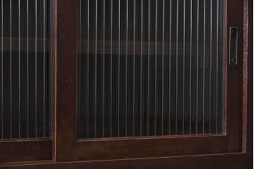 アンティーク家具　脚付き!モールガラス引き戸のアンティーク収納棚
