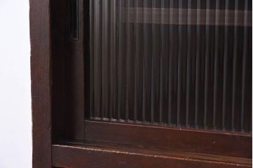 アンティーク家具　脚付き!モールガラス引き戸のアンティーク収納棚