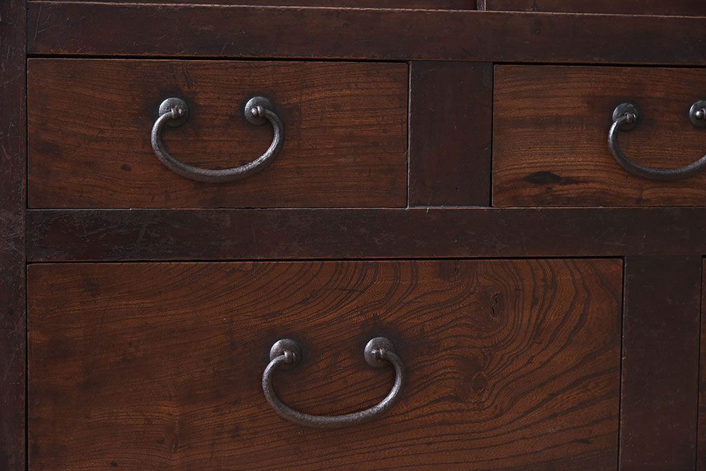 アンティーク家具　脚付き!モールガラス引き戸のアンティーク収納棚