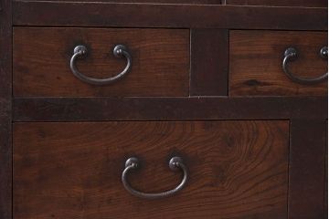 アンティーク家具　脚付き!モールガラス引き戸のアンティーク収納棚