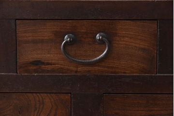 アンティーク家具　脚付き!モールガラス引き戸のアンティーク収納棚