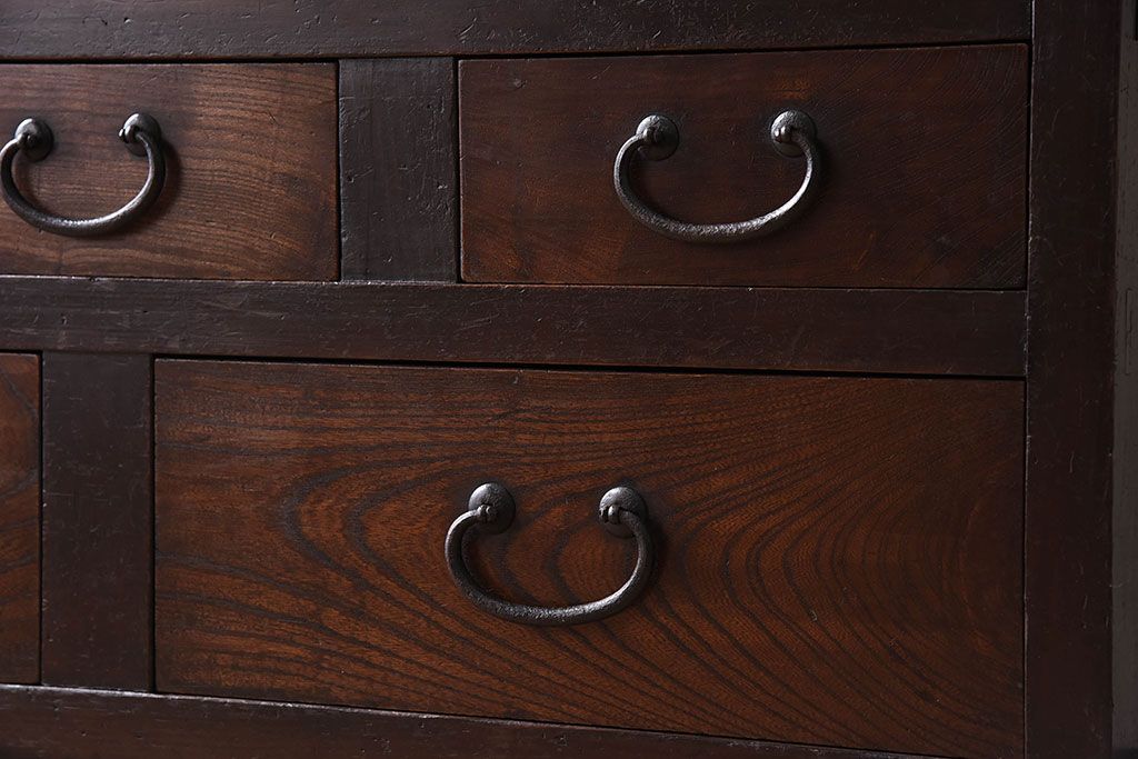 アンティーク家具　脚付き!モールガラス引き戸のアンティーク収納棚