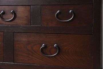 アンティーク家具　脚付き!モールガラス引き戸のアンティーク収納棚