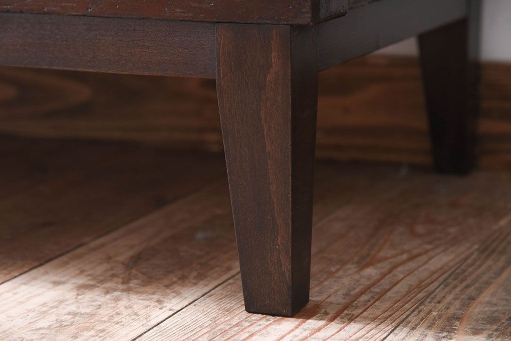 アンティーク家具　脚付き!モールガラス引き戸のアンティーク収納棚