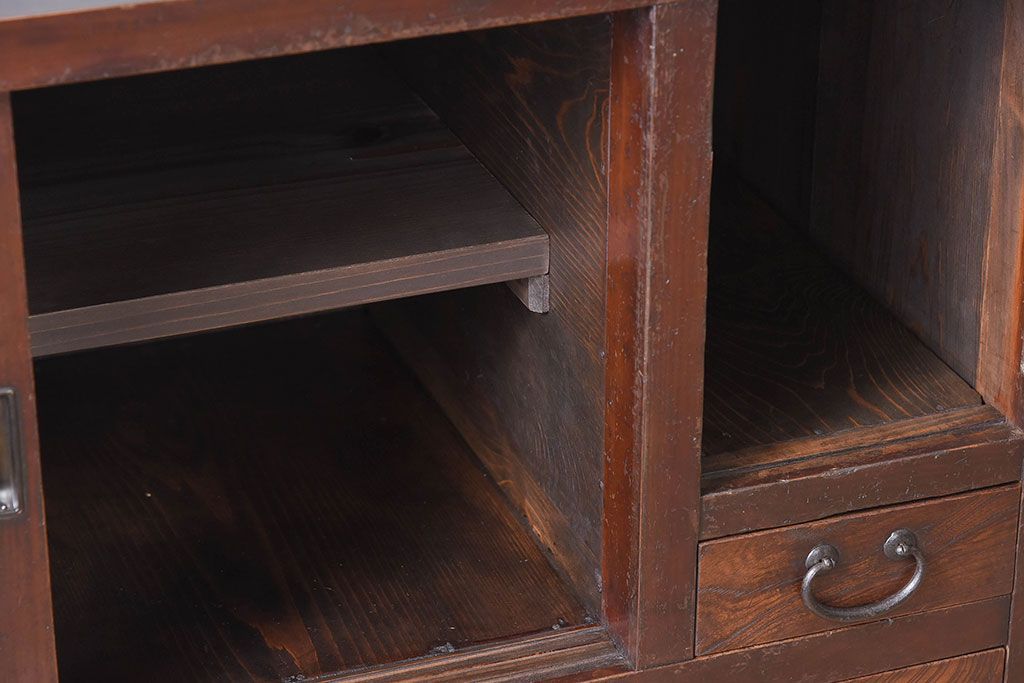 アンティーク家具　脚付き!モールガラス引き戸のアンティーク収納棚