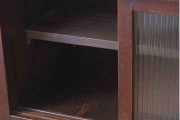 アンティーク家具　脚付き!モールガラス引き戸のアンティーク収納棚
