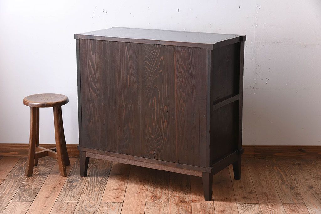 アンティーク家具　脚付き!モールガラス引き戸のアンティーク収納棚