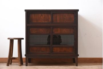 アンティーク家具　脚付き!組子入り引き戸のアンティーク収納棚