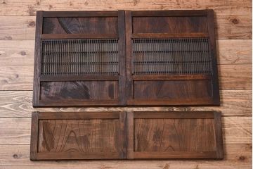 アンティーク家具　脚付き!組子入り引き戸のアンティーク収納棚